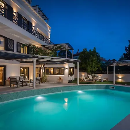 Stunning Scorpaena With Swimming Pool *