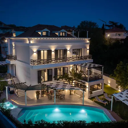 Stunning Scorpaena With Swimming Pool * Ζαντάρ