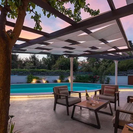 Βίλα Stunning Scorpaena With Swimming Pool