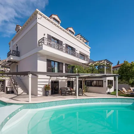 Stunning Scorpaena With Swimming Pool Villa Zadar