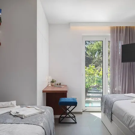 Stunning Scorpaena With Swimming Pool * Ζαντάρ
