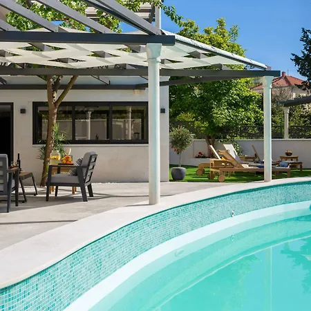 Stunning Scorpaena With Swimming Pool * Ζαντάρ